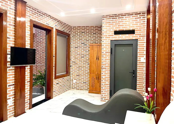 The Land Hotel & Apartment